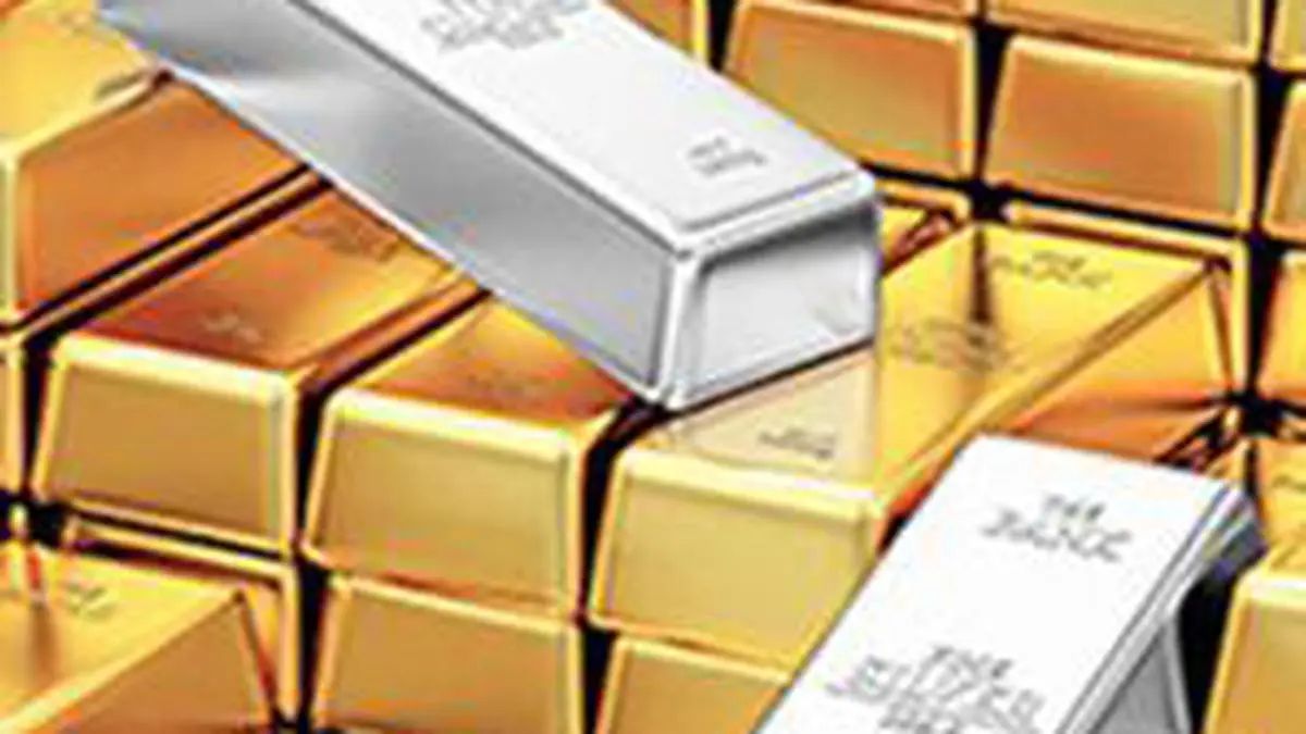 Gold snaps 5-day losing run; climbs ₹700 to ₹98,520/10 g